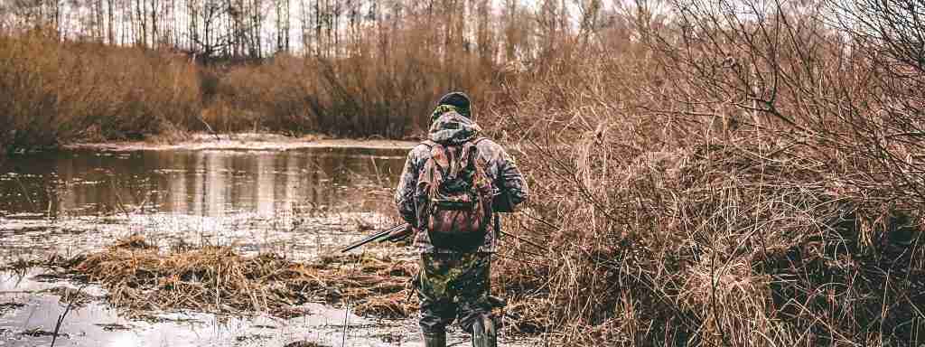 man hunting for ducks with duck hunting gloves